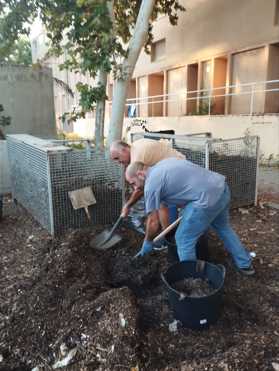 Alberto y Vicent ayudando con el compost en tabacalera