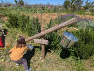 niña aprendiendo en la naturaleza en hort juganer