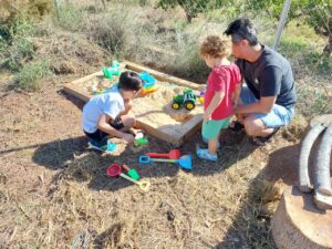 Papas y niños aprenden jugando en l`hort juganer Albal