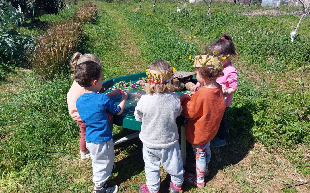 peques jugando y aprendiendo en l´hort juganer Albal